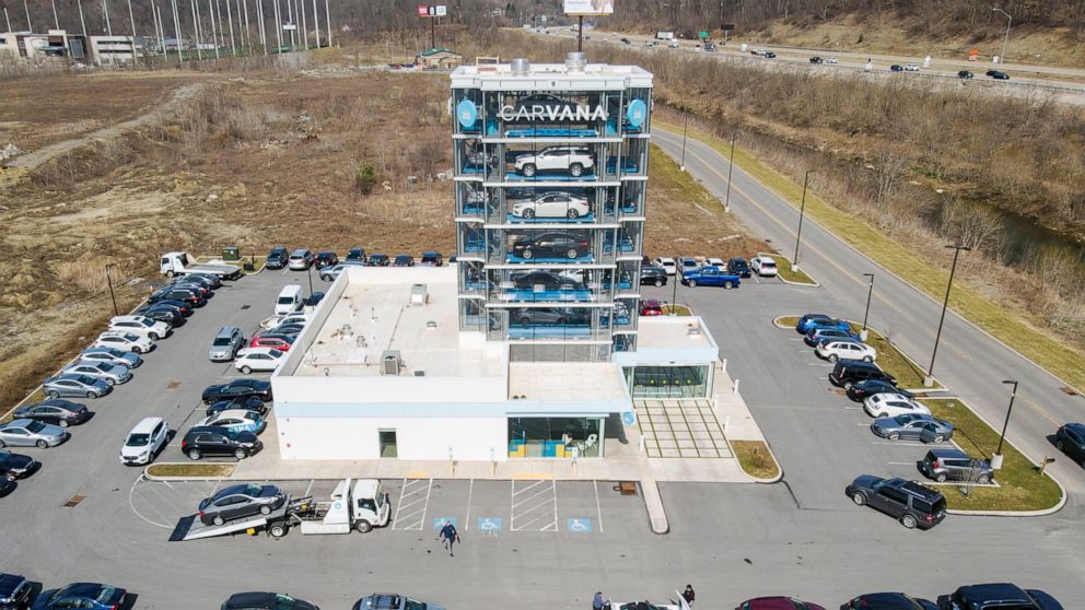 Carvana cuts 2,500 jobs, execs to forego pay for severity