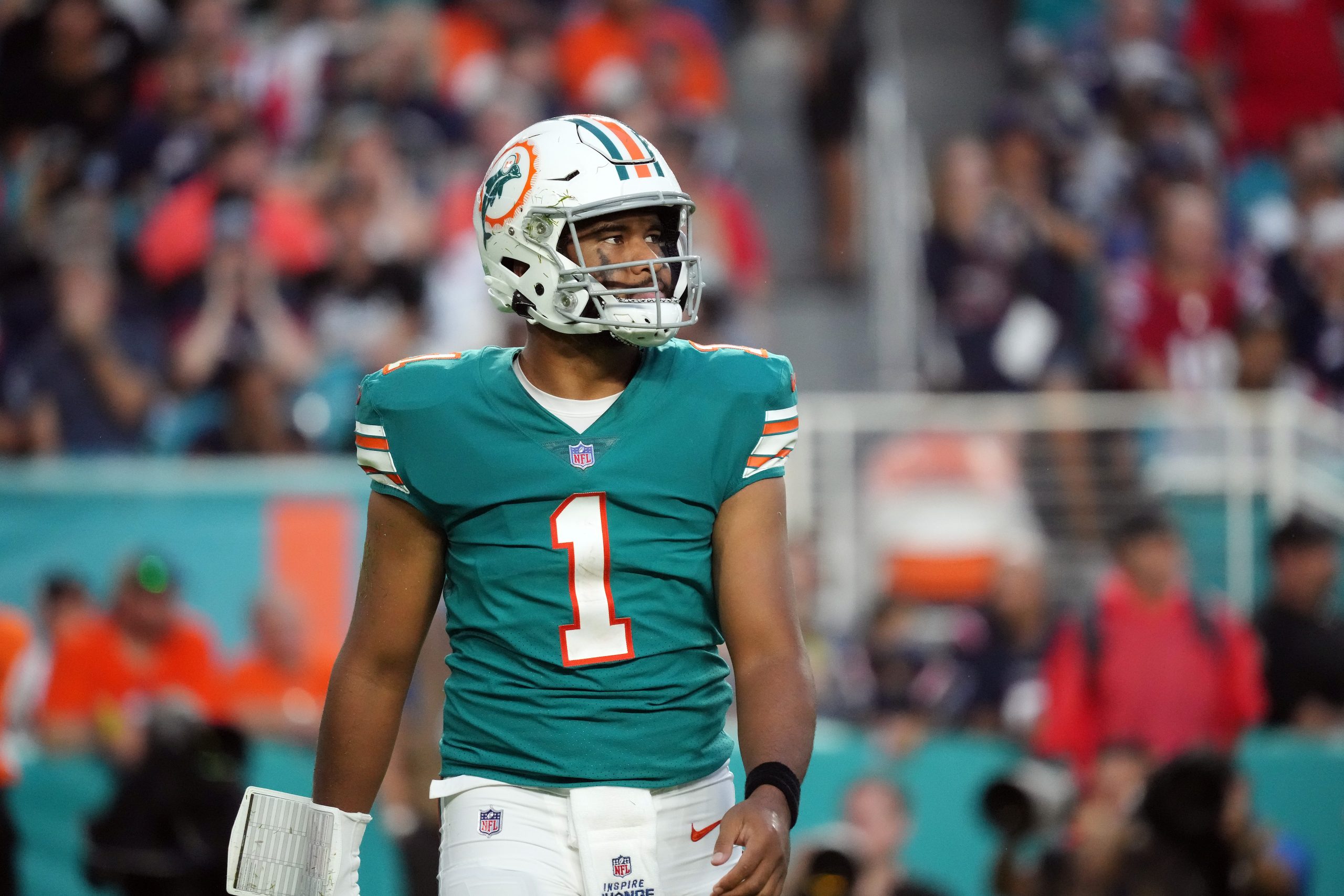 Dolphins mocked for video of Tua badly underthrowing Tyreek