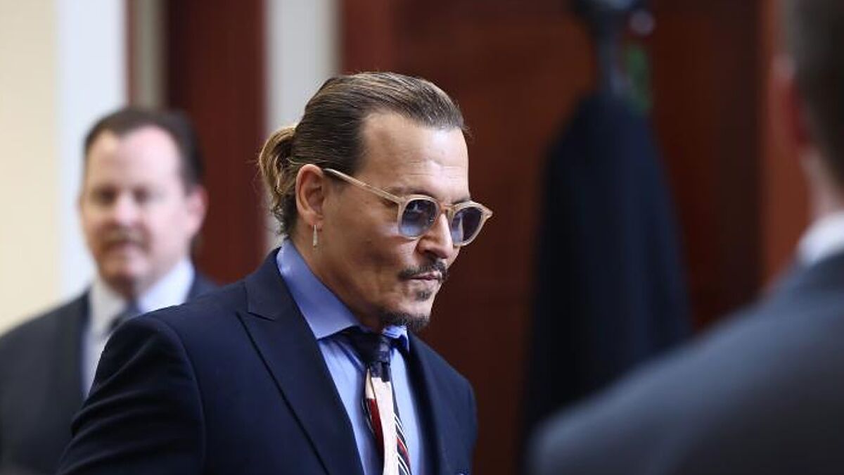 Is Johnny Depp in a relationship with one of his lawyers in the middle of the trial vs Amber Heard?