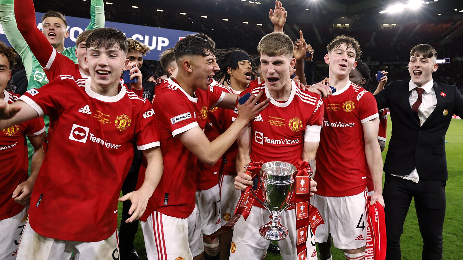 Man Utd 3-1 Nottingham Forest: Home side clinch FA Youth Cup in front of record crowd at Old Trafford |  football-news