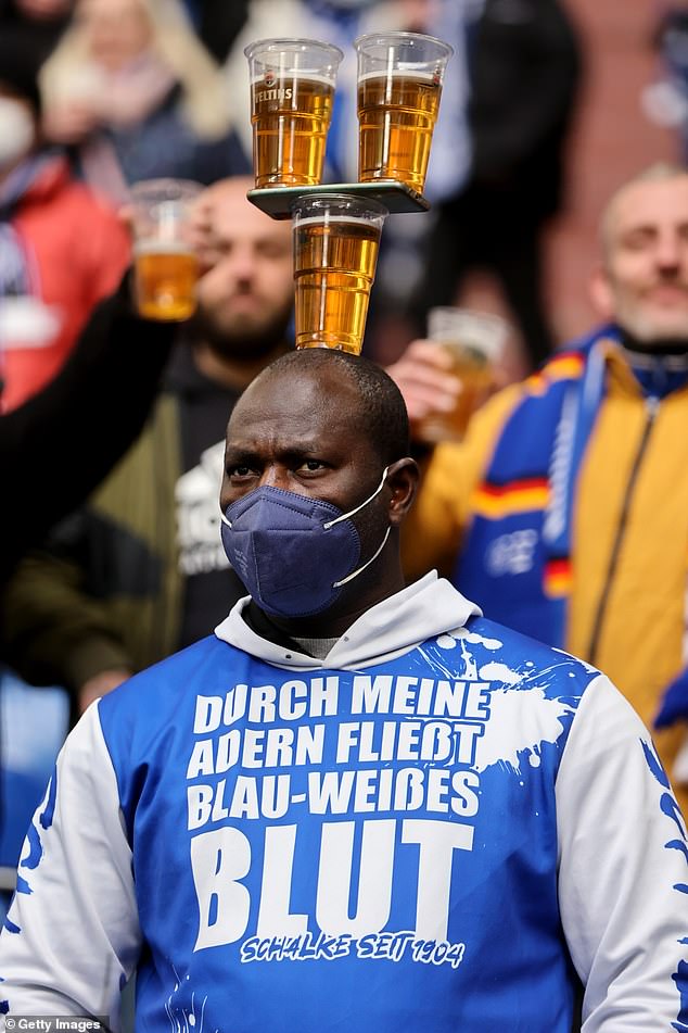 A Schalke fan left onlookers stunned as he balanced three pints on his head
