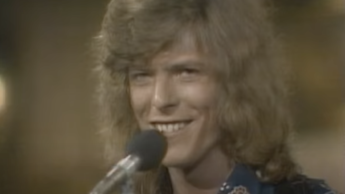 Watch David Bowie react as his 1970 Space Oddity award performance is sabotaged by an orchestra